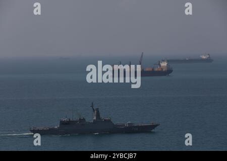 Bandar Abbas, Hormozgan, Iran. Oktober 2024. Das Korps der Islamischen Revolutionsgarden (IRGC) und die Marinestreitkräfte der Armee begrüßten die Flotillas Russlands und des Sultanats Oman bei ihrer Ankunft in den iranischen Hoheitsgewässern. Beobachter aus mehreren Ländern, darunter Indien und Saudi-Arabien, kamen ebenfalls in Bandar Abbas an. Die Übung, die Teil des Symposiums für die Marine im Indischen Ozean ist, zielt darauf ab, die kollektive Sicherheit und die maritime Zusammenarbeit zwischen den teilnehmenden Nationen zu verbessern. (Kreditbild: © Iranian Army Office via ZUMA Press Wire) NUR REDAKTIONELLE VERWENDUNG! Nicht für kommerzielle ZWECKE! Stockfoto