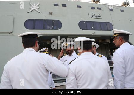 Bandar Abbas, Hormozgan, Iran. Oktober 2024. Das Korps der Islamischen Revolutionsgarden (IRGC) und die Marinestreitkräfte der Armee begrüßten die Flotillas Russlands und des Sultanats Oman bei ihrer Ankunft in den iranischen Hoheitsgewässern. Beobachter aus mehreren Ländern, darunter Indien und Saudi-Arabien, kamen ebenfalls in Bandar Abbas an. Die Übung, die Teil des Symposiums für die Marine im Indischen Ozean ist, zielt darauf ab, die kollektive Sicherheit und die maritime Zusammenarbeit zwischen den teilnehmenden Nationen zu verbessern. (Kreditbild: © Iranian Army Office via ZUMA Press Wire) NUR REDAKTIONELLE VERWENDUNG! Nicht für kommerzielle ZWECKE! Stockfoto