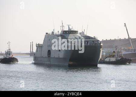 Bandar Abbas, Hormozgan, Iran. Oktober 2024. Das Korps der Islamischen Revolutionsgarden (IRGC) und die Marinestreitkräfte der Armee begrüßten die Flotillas Russlands und des Sultanats Oman bei ihrer Ankunft in den iranischen Hoheitsgewässern. Beobachter aus mehreren Ländern, darunter Indien und Saudi-Arabien, kamen ebenfalls in Bandar Abbas an. Die Übung, die Teil des Symposiums für die Marine im Indischen Ozean ist, zielt darauf ab, die kollektive Sicherheit und die maritime Zusammenarbeit zwischen den teilnehmenden Nationen zu verbessern. (Kreditbild: © Iranian Army Office via ZUMA Press Wire) NUR REDAKTIONELLE VERWENDUNG! Nicht für kommerzielle ZWECKE! Stockfoto