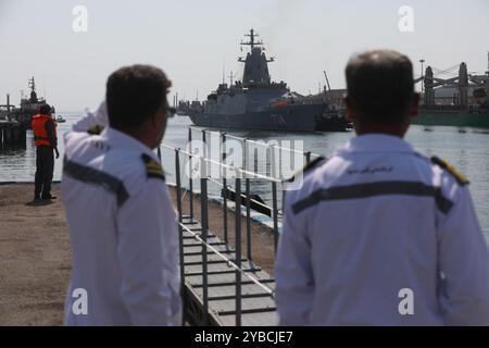 Bandar Abbas, Hormozgan, Iran. Oktober 2024. Das Korps der Islamischen Revolutionsgarden (IRGC) und die Marinestreitkräfte der Armee begrüßten die Flotillas Russlands und des Sultanats Oman bei ihrer Ankunft in den iranischen Hoheitsgewässern. Beobachter aus mehreren Ländern, darunter Indien und Saudi-Arabien, kamen ebenfalls in Bandar Abbas an. Die Übung, die Teil des Symposiums für die Marine im Indischen Ozean ist, zielt darauf ab, die kollektive Sicherheit und die maritime Zusammenarbeit zwischen den teilnehmenden Nationen zu verbessern. (Kreditbild: © Iranian Army Office via ZUMA Press Wire) NUR REDAKTIONELLE VERWENDUNG! Nicht für kommerzielle ZWECKE! Stockfoto