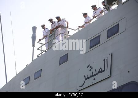 Bandar Abbas, Hormozgan, Iran. Oktober 2024. Das Korps der Islamischen Revolutionsgarden (IRGC) und die Marinestreitkräfte der Armee begrüßten die Flotillas Russlands und des Sultanats Oman bei ihrer Ankunft in den iranischen Hoheitsgewässern. Beobachter aus mehreren Ländern, darunter Indien und Saudi-Arabien, kamen ebenfalls in Bandar Abbas an. Die Übung, die Teil des Symposiums für die Marine im Indischen Ozean ist, zielt darauf ab, die kollektive Sicherheit und die maritime Zusammenarbeit zwischen den teilnehmenden Nationen zu verbessern. (Kreditbild: © Iranian Army Office via ZUMA Press Wire) NUR REDAKTIONELLE VERWENDUNG! Nicht für kommerzielle ZWECKE! Stockfoto