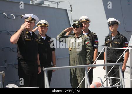 Bandar Abbas, Hormozgan, Iran. Oktober 2024. Das Korps der Islamischen Revolutionsgarden (IRGC) und die Marinestreitkräfte der Armee begrüßten die Flotillas Russlands und des Sultanats Oman bei ihrer Ankunft in den iranischen Hoheitsgewässern. Beobachter aus mehreren Ländern, darunter Indien und Saudi-Arabien, kamen ebenfalls in Bandar Abbas an. Die Übung, die Teil des Symposiums für die Marine im Indischen Ozean ist, zielt darauf ab, die kollektive Sicherheit und die maritime Zusammenarbeit zwischen den teilnehmenden Nationen zu verbessern. (Kreditbild: © Iranian Army Office via ZUMA Press Wire) NUR REDAKTIONELLE VERWENDUNG! Nicht für kommerzielle ZWECKE! Stockfoto