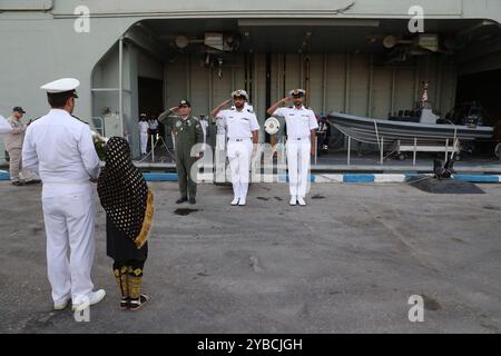 Bandar Abbas, Hormozgan, Iran. Oktober 2024. Das Korps der Islamischen Revolutionsgarden (IRGC) und die Marinestreitkräfte der Armee begrüßten die Flotillas Russlands und des Sultanats Oman bei ihrer Ankunft in den iranischen Hoheitsgewässern. Beobachter aus mehreren Ländern, darunter Indien und Saudi-Arabien, kamen ebenfalls in Bandar Abbas an. Die Übung, die Teil des Symposiums für die Marine im Indischen Ozean ist, zielt darauf ab, die kollektive Sicherheit und die maritime Zusammenarbeit zwischen den teilnehmenden Nationen zu verbessern. (Kreditbild: © Iranian Army Office via ZUMA Press Wire) NUR REDAKTIONELLE VERWENDUNG! Nicht für kommerzielle ZWECKE! Stockfoto