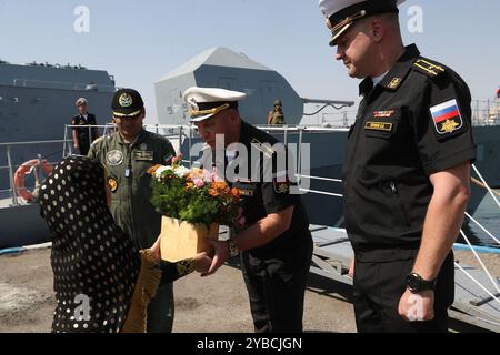 Bandar Abbas, Hormozgan, Iran. Oktober 2024. Das Korps der Islamischen Revolutionsgarden (IRGC) und die Marinestreitkräfte der Armee begrüßten die Flotillas Russlands und des Sultanats Oman bei ihrer Ankunft in den iranischen Hoheitsgewässern. Beobachter aus mehreren Ländern, darunter Indien und Saudi-Arabien, kamen ebenfalls in Bandar Abbas an. Die Übung, die Teil des Symposiums für die Marine im Indischen Ozean ist, zielt darauf ab, die kollektive Sicherheit und die maritime Zusammenarbeit zwischen den teilnehmenden Nationen zu verbessern. (Kreditbild: © Iranian Army Office via ZUMA Press Wire) NUR REDAKTIONELLE VERWENDUNG! Nicht für kommerzielle ZWECKE! Stockfoto