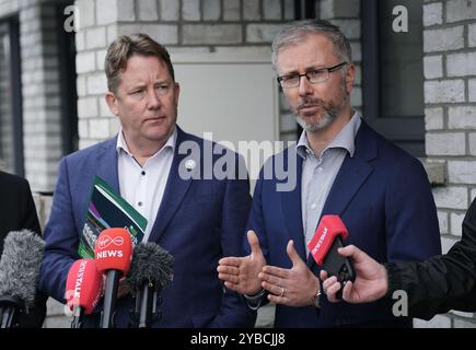 Roderic O’Gorman (rechts), der Minister für Kinder und Grüne Parteivorsitzende, und Darragh O'Brien (links) im Gespräch mit den Medien bei der Wohnsiedlung Churchfields in Mulhuddart, Dublin. Minister O’Gorman sagte, dass die Wahl am 29. November stattfinden sollte und dass es seine Vorliebe sei, die Wahl vor Weihnachten abzuhalten. Bilddatum: Mittwoch, 25. August 2021. Stockfoto