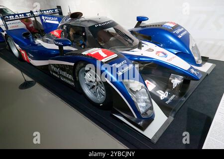 Dreiviertel Vorderansicht des Peugeot HDI FAP, der 2009 das 24-Stunden-Rennen von Le Mans gewann Stockfoto