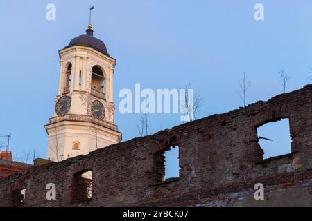 Alter Uhrenturm und Backsteinmauern der zerstörten Kathedrale in Vyborg, Russland Stockfoto