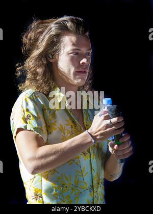 Harry Styles tritt am 5. Juni 2015 bei einem Konzert in One Direction im Millenium Stadium in Cardiff auf Stockfoto