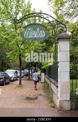 Vichy, Frankreich - 1. Mai 2024: Eingangsschild natürliche Quelle Thermalbäder in der Kurstadt Vichy iun Auvergnes in Frankreich Stockfoto