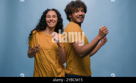 Multirassisches, vielfältiges Paar indischer Arabianer Mann Guy Hispanic Kaukasierin Mädchen tanzt zusammen zu Musik und genießt lustige aktive Bewegungen Stockfoto