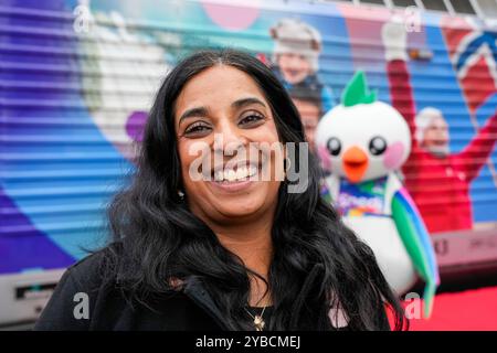 Oslo 20241018. Kulturministerin Lubna Jaffery (AP) stellt Ski WC Train in Oslo S. SJ Norwegen vor und ist Partner des Ski WC in Trondheim 2025. In diesem Zusammenhang wurde ein separater Ski-WM-Zug geschaffen, bei dem die Lokomotive mit einem Ski-WM-Motiv versehen wurde. Foto: Terje Bendiksby / NTB Stockfoto