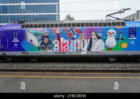 Oslo 20241018. Kulturministerin Lubna Jaffery (AP) stellt Ski WC Train in Oslo S. SJ Norwegen vor und ist Partner des Ski WC in Trondheim 2025. In diesem Zusammenhang wurde ein separater Ski-WM-Zug geschaffen, bei dem die Lokomotive mit einem Ski-WM-Motiv versehen wurde. Foto: Terje Bendiksby / NTB Stockfoto