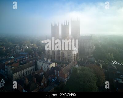 ©Phil Crow 2024 www.philcrow.comLincoln Cathedral ist ein atemberaubendes gotisches Bauwerk in England, bekannt für seine hohen Türme, seine komplizierte Architektur, und Stockfoto