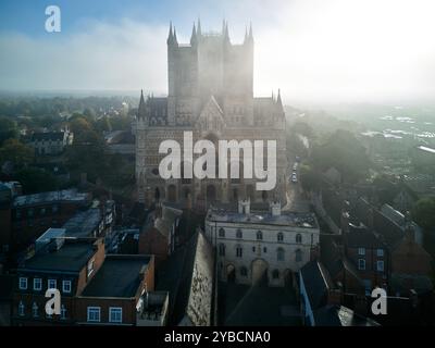 ©Phil Crow 2024 www.philcrow.comLincoln Cathedral ist ein atemberaubendes gotisches Bauwerk in England, bekannt für seine hohen Türme, seine komplizierte Architektur, und Stockfoto