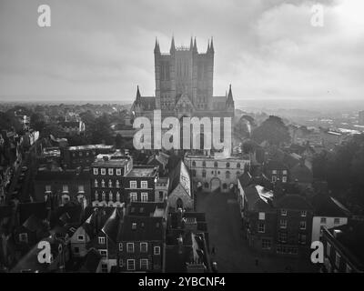 ©Phil Crow 2024 www.philcrow.comLincoln Cathedral ist ein atemberaubendes gotisches Bauwerk in England, bekannt für seine hohen Türme, seine komplizierte Architektur, und Stockfoto