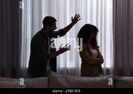 Emotionales Paar, das nachts drinnen Streit hat. Beziehungsprobleme Stockfoto