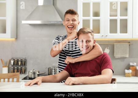 Familienporträt glücklicher Brüder in der Küche Stockfoto
