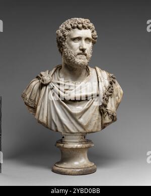 Porträtbüste von Kaiser Antoninus Pius, 140-160. Zusätzliche Info: Diese überlebensgroße Büste des römischen Kaisers Antoninus Pius (regiert 138–161 n. Chr.) wurde aus einem einzigen Block aus feinkörnigem weißem Marmor geschnitzt. Der Kaiser wird als reifer Mann dargestellt, mit einem vollen, ordentlich getrimmten Bart und einer dichten Masse lockiger Haare. Zu seinen besonderen Gesichtszügen gehören die Furchen auf der Stirn, gebogene und buschige Augenbrauen, tief sitzende Augen mit eingekerbten Iris und Pupillen und das weiche Fleisch an den Wangen mit ausgeprägten Nasolabialfalten. Der Kaiser wird in drei Kleidungsstücken präsentiert - eine Tunika, Vis Stockfoto