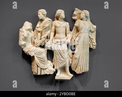 Fragmentarischer Sarkophag mit den Musen, Mitte des 3. Jahrhunderts n. Chr. zusätzliche Info: Tafelfragmente eines Sarkophags. Vorne. Ein Vorhang, der über den Hintergrund gezogen wird, wird an mehreren Stellen unter dem vorstehenden Rand oben befestigt. In der rechten Ecke, Melpomene mit der Maske der Tragödie. Die Maske hat eine Löwenhaut, die Herakles repräsentiert. Sie trägt einen langärmligen Chiton mit breitem Gürtel und einen chlamys über ihren Schultern. Links die Himmelsglocke von Ourania (die Muse selbst fehlt). Stockfoto