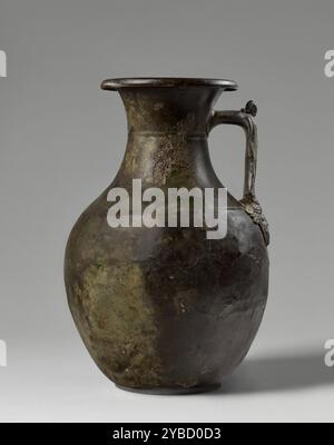 Amphora, A.D. 1-79. Zusätzliche Info: Zwei Paare von Schnittlinien verlaufen um die Schulter und den Hals dieser Amphore (Vorratsbehälter). Sein einziger überlebender Griff hat die Form einer stehenden weiblichen Figur. Sie trägt ein knöchellanges Kleid und einen Mantel und hält ihre Arme an der Seite. Die Befestigungsplatte, auf der sie steht, ist wie das Frontalgesicht einer männlichen Figur geformt, mit fließenden Schlössern und einem dicken Bart - vielleicht der Weingott Bacchus oder ein Satyr. Eine Amphore dieser Art hätte verwendet werden können, um Wein bei einem Bankett zu halten. Vergleichbare Beispiele wurden in den Häusern wohlhabender Römer gefunden, wie zum Beispiel This Stockfoto