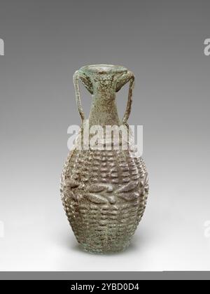 Korb Amphoriskos, 1. Jahrhundert n. Chr. zusätzliche Info: Maltgeblasener Korb Amphoriskos aus natürlich gefärbtem lichtdurchlässigem Glas, in eine zweiteilige Form mit zwei vertikalen Abschnitten geblasen. Der tropfenförmige Korpus mit flacher Basis ist mit Korbmustern und einem Efeukranz verziert. Hals und Rand waren frei durchgeblasen. Der Bördelhals endet mit einer nach innen gefalteten Lippe. Zwei dünne, „schwimmende“ Griffe wurden unterhalb des Rands angebracht und bis zur Basis des Halses gezogen. Stockfoto