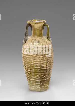 Korb Amphoriskos, 1. Jahrhundert n. Chr. zusätzliche Info: Dieser mold mundgeblasene Korb Amphoriskos besteht aus olivgrünem Glas. Die Nahtmarkierung zeigt an, dass diese Amphoriskos in einer zweiteiligen Form eingeblasen wurden. Der Körper, der auf einer flachen Basis liegt, ist mit Korbmustern verziert. Der zylindrische Hals endet mit einem ausgestreckten Mund und einer nach innen gefalteten Lippe. Zwei kleine Griffe wurden auf der Schulter angebracht und bis zum Mund gezogen. Diese Amphoriskos sind verwittert und wurden wieder zusammengebaut. Die Oberfläche weist eine starke Schillerung auf der Innenseite auf und zabakkretionen auf der Schulter. Stockfoto