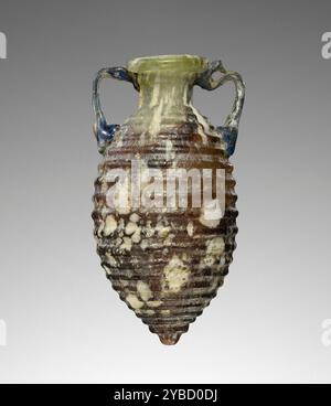 Amphoriskos, 1. Jahrhundert n. Chr. zusätzliche Informationen: Mold-mold-Flush-Amphoriskos aus violettem, grünem und undurchsichtigem weißem Glas. Eine mehrfarbige Raffung, die leicht in eine Form aufgebläht wurde, dann in weißem Puderglas gerollt und in die Form zurückkehrte. Der tropfenförmige Korpus mit spitzer Basis ist mit zwanzig horizontalen Graten verziert. Der kurze Hals endet mit einem scheibenartigen Rand. Zwei blaue (Kobalt-)Ellenbogengriffe, die an den Seiten des Feldes angebracht sind, herausgezogen und dann nach unten zur Befestigung an der Schulter. Stockfoto