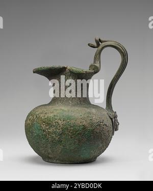 Oinochoe, A.D. 1-79. Zusätzliche Info: Mit Ausnahme von drei konzentrischen Ringen an der Verbindung zwischen Hals und Schulter ist der Körper dieser bronzenen Oinochoe (Krug) nicht verziert. An der Basis des Griffs befindet sich ein Aufsatz in Form eines Gorgonenkopfes. Die mittlere Rippe des bogenförmigen Griffs nimmt die Form eines Schlangenkörpers an, dessen Kopf frei vom Griff selbst ist, vielleicht als Daumenauflage. Auf jeder Seite des Griffs befindet sich ein spulenförmiges Ornament. Wohlhabende Römer, wie jene, die Luxushäuser an der Bucht von Neapel besaßen, benutzten Gefäße wie dieses, um Wein bei Banketten zu servieren. Stockfoto