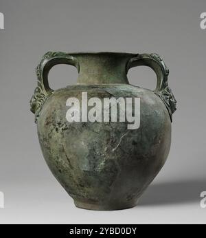 Amphora, A.D. 1-79. Zusätzliche Info: Die Griffe dieser ansonsten nicht verzierten Amphore (Aufbewahrungsbehälter) sind mit zwei Satyr-Masken im Profil&#x2014 verziert; eine nach links, die andere nach rechts. Eine Applikation in Form eines frontalen weiblichen Kopfes - vielleicht eine Maenade - ziert die Basis jedes Griffs, eingerahmt von Voluten oben und einer Palmette darunter. Diese Figuren stellen Gefährten des Weingottes Bacchus dar. Eine Amphore dieser Art hätte verwendet werden können, um Wein bei einem Bankett zu halten. Vergleichbare Beispiele wurden in den Häusern wohlhabender Römer gefunden, wie etwa in jenen, die Luxusresidenzen an der Bucht von Na besaßen Stockfoto