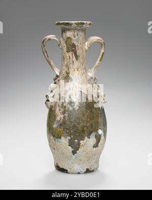 Amphoriskos, 1. Jahrhundert n. Chr. zusätzliche Informationen: Diese frei geblasenen Amphoriskos sind aus olivgrünem Glas gefertigt. Sein tropfenförmiger Körper liegt auf einer flachen Basis auf. Der zylindrische Hals endet mit einem scheibenartigen Rand. Zwei Griffe wurden auf der Schulter angebracht und bis zum Hals gezogen. Gefrästes Gewinde ziert den unteren Teil der Griffe. Die Oberfläche dieser Amphoriskos weist starke Schillungen, kreidige akkretionen und Abblätterung auf. Stockfoto