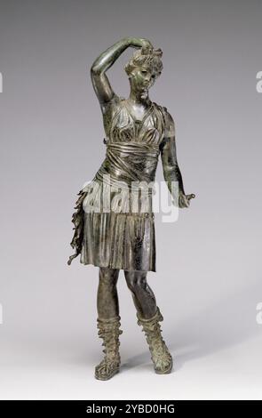 Statuette von Diana, 1. Jahrhundert v. Chr. weitere Info: Diana, die römische Göttin der Jagd (Artemis an die Griechen), steht mit ihrem Gewicht auf einem Bein und reicht mit einer Hand zurück über den Kopf, während sie die andere vor ihr ausstreckt. Die Göttin trägt ein kurzes Chiton und Stiefel, ein Outfit, das für ihren aktiven Lebensstil geeignet ist, und ihr Haar wird in einem engen Brötchen zurückgezogen. Obwohl ihre Kleidung relativ einfach ist, wird sie sehr detailliert gezeigt. Zum Beispiel sind die ovale Nadel an ihrer Schulter und die doppelte Zopfverzierung um den Hals ihres Chitons sorgfältig abgegrenzt. Dianas Stiefel sind genau Stockfoto