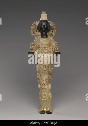 Statuette der Artemis von Ephesus, 2. Jahrhundert n. Chr. zusätzliche Info: Wenige Statuen in der Antike waren so unverwechselbar wie die Kultstatue der Göttin Artemis, oder Diana, wie die Römer sie nannten, in ihrem Tempel in Ephesos in der heutigen Türkei. Obwohl die ursprüngliche Kultstatue nicht erhalten ist, gibt es zahlreiche kleine Nachbildungen, wie diese römische Statuette aus den 100ern n. Chr., eine Auswahl von Tieren und Gegenständen, die Artemis’ Assoziation mit der Fruchtbarkeit und ihre Rolle als Herrin der Bestien symbolisieren, bedecken die Göttin. Griffins und andere geflügelte Kreaturen schmücken den nimbus, der ihren Kopf umgibt. Stockfoto