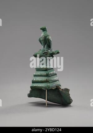 Statuette eines Adlers und Hirschkopfes auf einer Stufenpyramide, 2.-3. Jahrhundert n. Chr. zusätzliche Info: Diese hohle Bronzestatuette zeigt einen Adler auf dem Kopf eines Hirsches; beide sind auf einer Stufenpyramide montiert. Die Flügel des Adlers sind geschlossen und seine Füße werden zwischen die Geweihe gelegt, die auf beiden Seiten des Hirschkopfes ragen. Die Komposition ist eine bekannte Variation des Motivs eines Adlers auf einem Vierbeiner (meist Stier oder Hirsch), das in der altorientalischen religiösen Ikonographie üblich war und bis in die Bronzezeit zurückverfolgt werden kann. Stockfoto