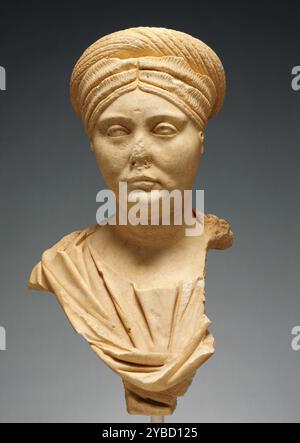 Porträtbüste eines römischen Matrons, 140-150. Zusätzliche Info: Büste einer römischen Matrone, gebrochen an der richtigen linken Seite und Nase. Drei breite Haarstreifen sind in der Mitte der Braue geteilt, wobei der niedrigste in einem kleinen Lockenstab vor dem Ohr endet. Oben ist das Haar zu einem dicken Zopf gebunden, der den oberen Teil des Kopfes umgibt. Diese Frisur ist eine Version der von Kaiserin Faustina (gestorben 141 n. Chr.) getragenen Frisur. Das schlaffe Fleisch ihrer Wangen und Kehle ist deutlich gemacht. Ihre Pupillen werden gebohrt und Iris eingeschnitten. Stockfoto