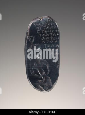 Gravur Edelstein, 2.-4. Jahrhundert n. Chr. zusätzliche Info: Fragmentarisches Edelstein, nach Bruch in ein viel kleineres Format überarbeitet. In der oberen rechten Ecke der Vorderseite ist die dreieckige Inschrift „verschwindend“ eingraviert, eine Ecke nach unten zeigt. Die Inschrift besteht aus einem Befehl, der in seiner Gesamtheit in der ersten Zeile geschrieben und dann in der darunter liegenden Zeile wiederholt wird, aber den ersten Buchstaben auslässt, bis in der unteren Zeile keine Buchstaben mehr vorhanden sind. Der Befehl, geschrieben in griechischer Sprache, rezitiert: DIPSAS TANTALE HAIMA PIE, übersetzt als „Tantalus-Viper, Drink bl Stockfoto