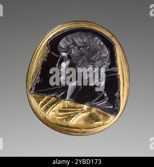 Intaglio mit Büste von Antinous, 131-138. Weitere Informationen: Dieses Juwel zeigt Antinous, den jungen Gefährten und Liebhaber von Kaiser Hadrian (117–138 n. Chr.), der während seines Besuchs in Ägypten im Jahr 130 n. Chr. im Nil ertrank. Der von Trauer geplagte Kaiser richtete eine Kulte zu Ehren der Jugend ein, die als halbgöttlicher Held verehrt wurde. Antinous ist hier im Profil nach links gezeigt; eine Fibula sticht seine chlamys an seiner linken Schulter an. Über seiner rechten Schulter trägt er einen Jagdspeer. Hinter seiner linken Schulter befindet sich eine fragmentarische vertikale Inschrift in retrograden griechischen Buchstaben Anfang Stockfoto