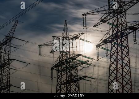 Geertruidenberg. Der helle Supermond scheint durch ein Deck aus Schleierwolken und macht Hochspannungsmasten und Stromleitungen sichtbar. ANP / Hollandse Hoogte / Eugene Winthagen niederlande aus - belgien aus Stockfoto