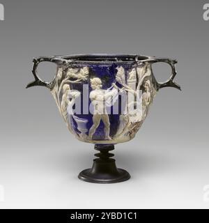 Cameo Glass Skyphos, 25 v. Chr.-A.D. 25. Zusätzliche Informationen: Dieser seltene und opulente Trinkbecher ist in Cameo-Glas gegossen und geschnitzt, einer Technik der Glasherstellung, die hauptsächlich mit dem frühen Römischen Reich und der Elite und Königsklasse der Julio-Claudianischen Dynastie verbunden ist. Seine Herstellung ist daher größtenteils auf die etwa fünfzig Jahre zwischen 25 v. Chr. und 25 v. Chr. beschränkt. Das beliebteste Farbschema ist lichtundurchlässiges weißes Glas, das auf durchscheinendem tiefblauem Glas aufgelegt ist. Obwohl die Werkstatt oder Werkstätten, die dieses Glas hergestellt haben, nicht gefunden wurden, wird angenommen, dass es sich in Rom befand, wo viele Fragmente vorhanden sind Stockfoto