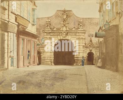 Kärntner Tor, ca. 1850-1859. Ein bogenförmiges Tor in einer hohen Backsteinmauer am Ende einer Stadtstraße. Das Tor ist mit Schildskulpturen geschmückt und mit römischen Zahlen versehen. Ein Mann in Militärkleidung steht neben dem Eingang zum Tor. Zwei Männer stehen an den Läden, die sich links von der Straße befinden. Stockfoto
