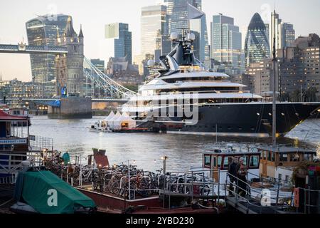 Die Superyacht „Kismet“ wird am 17. Oktober 2024 in London, England, vor der Hausbootgemeinde „Tower Bridge Moorings“ an der Themse gesehen. Die 122-Meter-Superyacht Kismet kann mit Cecil Wright ab 3.000.000 Euro pro Woche chartern, was sie zu einer der teuersten Yachten auf dem Chartermarkt macht. Tower Bridge Moorings ist der einzige schwimmende Garten der Hauptstadt – eine nachhaltige Lebensweise für eine Gemeinschaft mit mehr als hundert Erwachsenen und Kindern und ein Zufluchtsort für Wildtiere am Fluss. Tower Bridge Moorings ist der einzige schwimmende Garten der Hauptstadt – ein nachhaltiger Garten Stockfoto