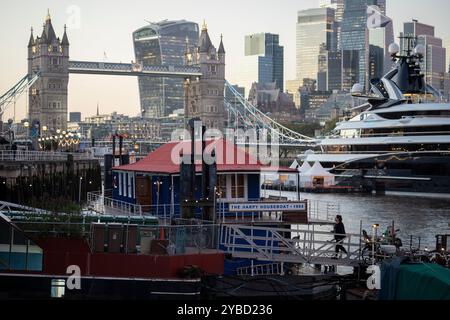 Die Superyacht „Kismet“ wird am 17. Oktober 2024 in London, England, vor der Hausbootgemeinde „Tower Bridge Moorings“ an der Themse gesehen. Die 122-Meter-Superyacht Kismet kann mit Cecil Wright ab 3.000.000 Euro pro Woche chartern, was sie zu einer der teuersten Yachten auf dem Chartermarkt macht. Tower Bridge Moorings ist der einzige schwimmende Garten der Hauptstadt – eine nachhaltige Lebensweise für eine Gemeinschaft mit mehr als hundert Erwachsenen und Kindern und ein Zufluchtsort für Wildtiere am Fluss. Tower Bridge Moorings ist der einzige schwimmende Garten der Hauptstadt – ein nachhaltiger Garten Stockfoto