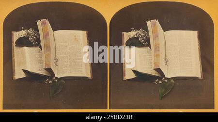 Das Buch wurde an zwei Stellen geöffnet, einer mit Buchmarkenschnur, das andere mit Blumen, ca. 1870-1880. Stockfoto