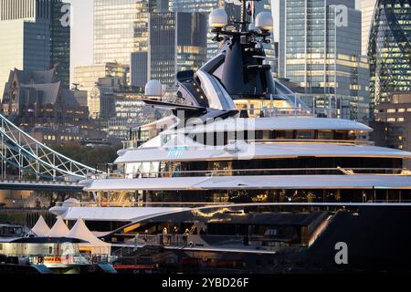 Die Superyacht „Kismet“ ist am 17. Oktober 2024 in London, England, vor der Tower Bridge und den Wolkenkratzern der City of London, dem Finanzviertel der Hauptstadt, an der Themse zu sehen. Die 122-Meter-Superyacht Kismet kann mit Cecil Wright ab 3.000.000 Euro pro Woche chartern, was sie zu einer der teuersten Yachten auf dem Chartermarkt macht. Stockfoto