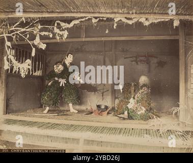 Chrysantheme Images, 1875-1897. Blick auf ein Tableau mit zwei „kiku Ningyo“, lebensgroßen Puppen in Kleidung aus Chrysanthemen und anderen Blumen. Die Puppe auf der linken Seite zeigt einen jungen Mann mit einem Schwert, während die Puppe auf der rechten Seite einen älteren Mann zeigt, der ein scheibenförmiges Objekt als Schild in der Hand hält. Stockfoto