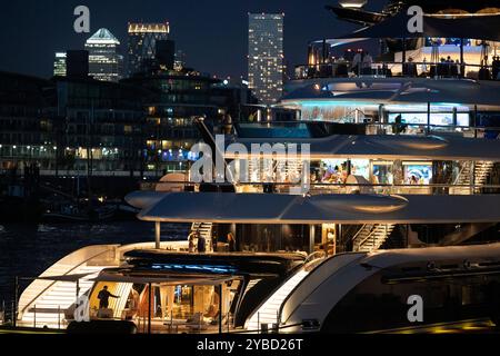 Gäste nehmen am 17. Oktober 2024 in London, England, an einer privaten Abendparty auf der Superyacht „Kismet“ auf der Themse Teil. Die 122-Meter-Superyacht Kismet kann mit Cecil Wright ab 3.000.000 Euro pro Woche chartern, was sie zu einer der teuersten Yachten auf dem Chartermarkt macht. Stockfoto