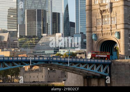 Am 17. Oktober 2024 überquert der Straßenverkehr die Tower Bridge an der Themse in London, England. Stockfoto