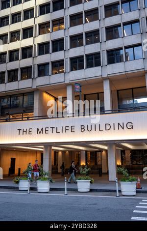 Der Eingang zum MetLife-Gebäude an der Vanderbilt Avenue, 2024, New York City, USA Stockfoto