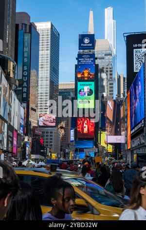 Der Times Square ist voll mit elektronischen Plakaten, die ein bisschen von allem Werbung machen, 2024, New York City, USA Stockfoto