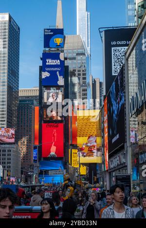 Der Times Square ist voll mit elektronischen Plakaten, die ein bisschen von allem Werbung machen, 2024, New York City, USA Stockfoto