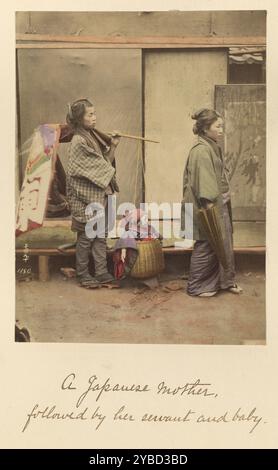 Eine japanische Mutter, gefolgt von ihrem Diener und ihrem Baby, etwa 1873–1883. Zwei Frauen gehen die Straße runter. Die zweite Frau trägt einen Korb mit einem Baby darin. Stockfoto